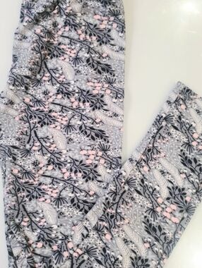 Petite Sized SweetLegs Leggings In A Floral Gray & Pink Printed.